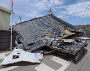 【熊本地震】最大震度7の地で「いま起きていること」国道の真ん中に巨大な亀裂、家屋が無事でも散乱した瓦礫は“とりあえず”屋外に退避