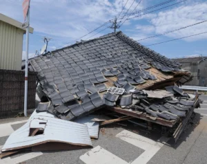 【熊本地震】最大震度7の地で「いま起きていること」国道の真ん中に巨大な亀裂、家屋が無事でも散乱した瓦礫は“とりあえず”屋外に退避