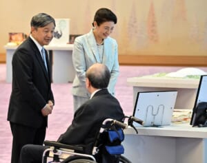 「笑顔に胸をなでおろした」両陛下が日本芸術院賞受賞者との茶会を主催　宮内庁関係者が雅子さまのご様子に“安堵”した理由