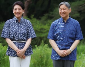 《陛下はスマホを取り出し…》雅子さま　那須どうぶつ王国でも「リンクコーデ」！お休みのひと時にも光る「仲睦まじさ」