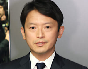 「人殺し」と叫ぶ場面も…レコード会社から厳重注意の人気女性シンガー　斎藤知事へのデモで「語ったコト」