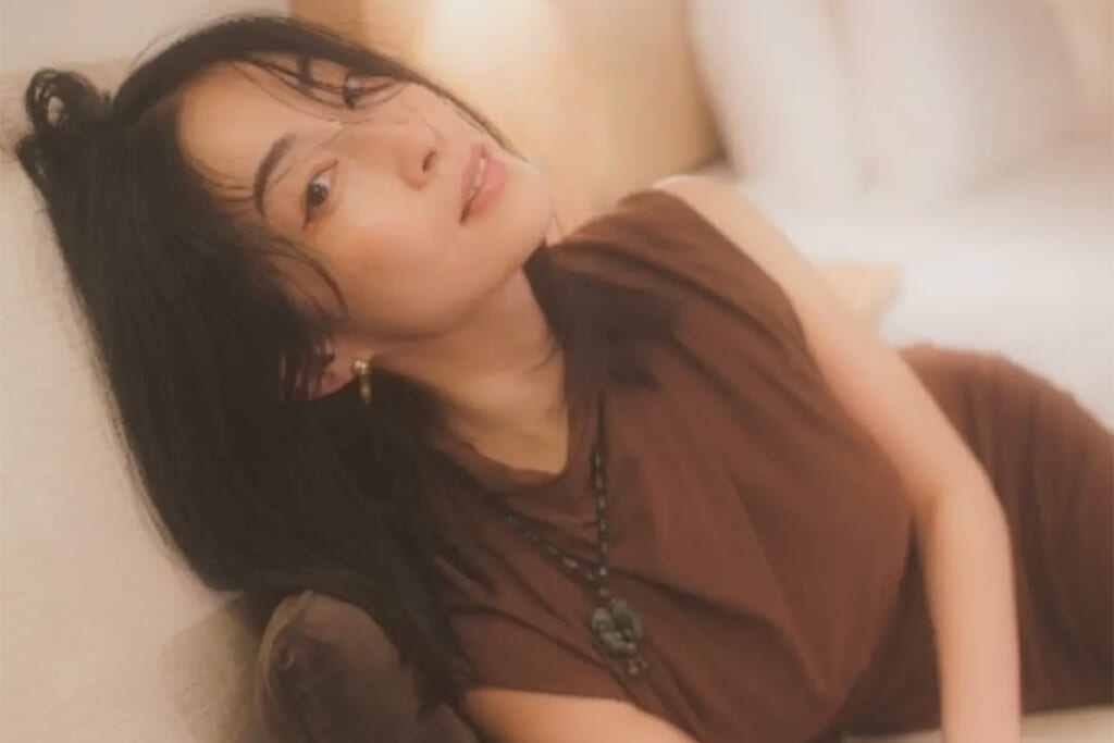 《1年ぶりに再始動》消えた伝説のグラドル　未婚で出産、離島移住、「子供の父親」告白…逆境でも貫いた“母の覚悟”