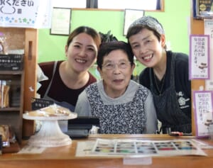 夏の売りは“ひんやり”あずきかき氷　女性三代で営む甘味処の看板娘90歳