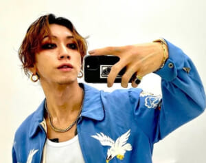 「綺麗さっぱり隠してる」超人気ミュージシャン　首筋の“びっしりタトゥー” が忽然と消え…『FNS歌謡祭』で見せた“配慮”にSNS衝撃