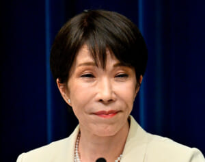 《頭にハエが…》高市首相会見の“闖入者”にネット騒然「どこから入ってきたのか」カメラマンも疑問に