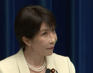 《頭にハエが…》高市首相会見の“闖入者”にネット騒然「どこから入ってきたのか」カメラマンも疑問に