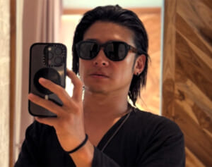 《両腕にびっしりタトゥー》消えたイケメン俳優が佐藤二朗へ“エール”　離婚×2→芸能界批判→逮捕→格闘家転身…紆余曲折の末の“新境地”