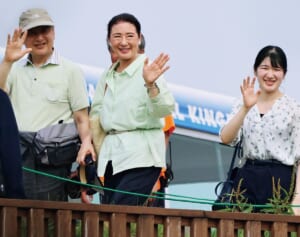 《陛下はスマホでご撮影》天皇ご一家　「那須どうぶつ王国」でバードショー＆ラクダ乗り体験を