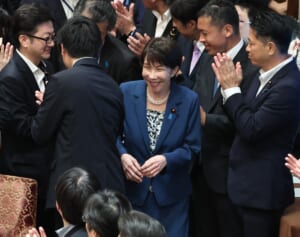 高市首相の背後に“応援団”ズラリ、党首討論で異様な「立ち見・拍手」に識者も唖然…野党の追及不十分で議論空転