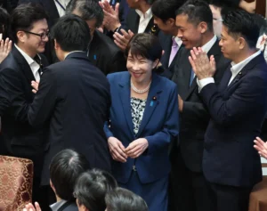 高市首相の背後に“応援団”ズラリ、党首討論で異様な「立ち見・拍手」に識者も唖然…野党の追及不十分で議論空転