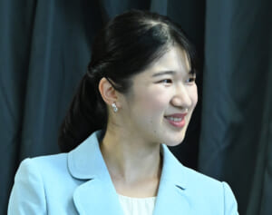 《お別れに泣き出す子供も》愛子さま　床に膝をつかれて…滋賀県ご訪問で見せられた“愛情あふれる交流”