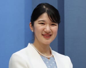 《フェルメールとリンクコーデ》愛子さま　“真珠の耳飾り”でお成りに！「水色×白ドットワンピース」姿にSNS絶賛