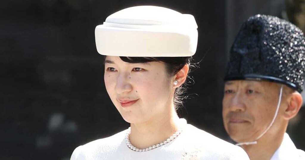 「発光されている」「真夏なのに涼しげ」愛子さま　伊勢神宮での“真っ白ロングドレス”姿に絶賛の声…全身に隠れた“蝶模様”が
