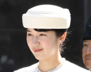 「発光されている」「真夏なのに涼しげ」愛子さま　伊勢神宮での“真っ白ロングドレス”姿に絶賛の声…全身に隠れた“蝶模様”が