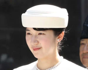 「発光されている」「真夏なのに涼しげ」愛子さま　伊勢神宮での“真っ白ロングドレス”姿に絶賛の声…全身に隠れた“蝶模様”が
