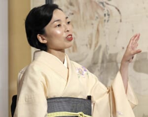 《伯父は麻生太郎氏》彬子さま　過去には旧宮家男子の養子縁組に賛同…懸念される「愛子天皇」容認派の母・信子さまとの“緊張関係”