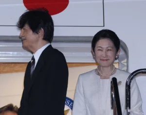 秋篠宮さまは紀子さまを待たれずに、両陛下は足並みを揃えられて…ご夫婦のあり方が表れる“挙動”