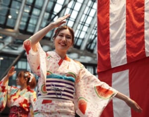 《10万人超が熱狂》なぜ今、盆踊り？若者＆外国人がハマる“フェス化”の背景を盆踊りアーティストが解説
