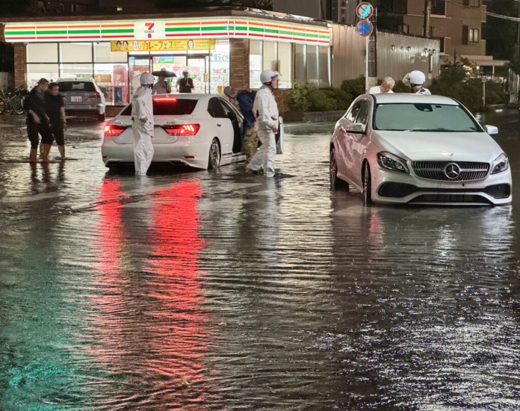 「ドアが開かなかったら命はなかった…」千葉豪雨で相次いだ“車水没”の恐怖…道路冠水時に“絶対にしてはいけないコト”