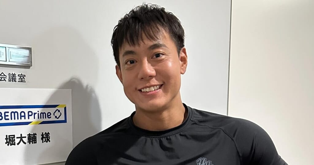「マジやばすぎる」ショートスリーパー堀大輔氏　目の前で新恋人がホリエモンと濃厚キスにネット騒然…直後の生配信で仲直りのキスも“迷走ぶり”に広がる困惑