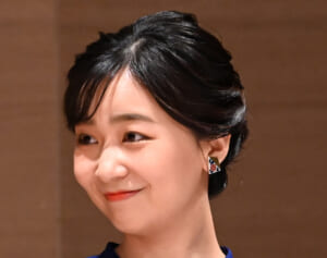 《胸元のお直しも》佳子さま　「爽やかロイヤルブルーワンピ」は“愛子さまご愛用ブランド”…担当者が明かす「反響」