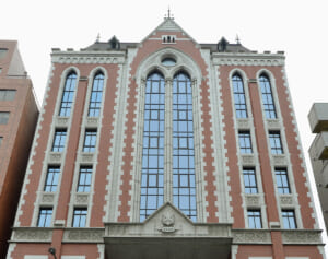 《NY生まれの超ハイスペ女子がなぜ》慶應大学4年生の女が窃盗容疑で逮捕の衝撃…キラキラTikTokは非公開、所属部活、ゼミは関連情報を削除