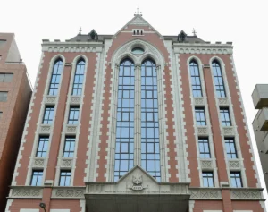 《NY生まれの超ハイスペ女子がなぜ》慶應大学4年生の女が窃盗容疑で逮捕の衝撃…キラキラTikTokは非公開、所属部活、ゼミは関連情報を削除