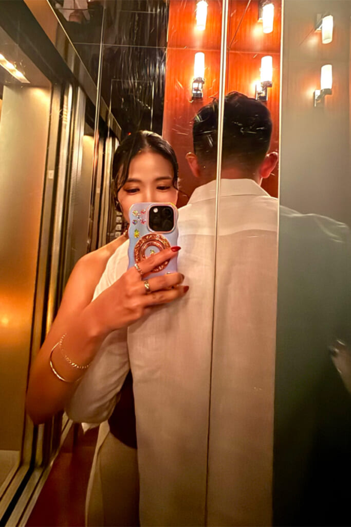《屈強な男性と抱き合い…》大河俳優の娘タレント（36）　“背中9割見せ”コーデと親密ツーショットが話題…事実婚相手の逮捕＆破局から7年の“いま”