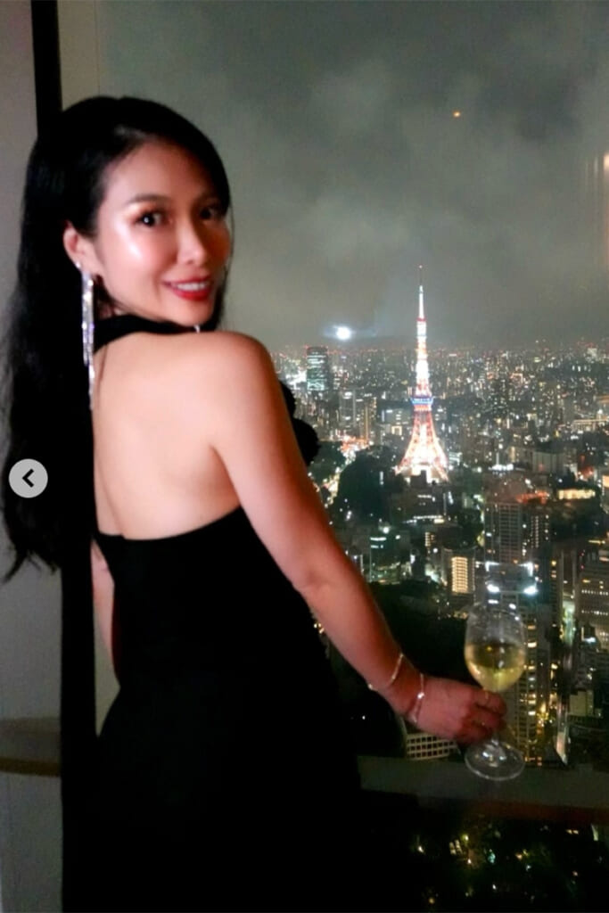 《屈強な男性と抱き合い…》大河俳優の娘タレント（36）　“背中9割見せ”コーデと親密ツーショットが話題…事実婚相手の逮捕＆破局から7年の“いま”