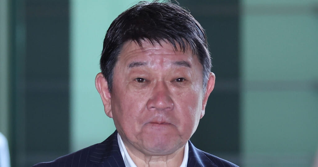 「ずいぶん優雅」茂木敏充外相 熊本の被災地が過酷生活のなか…外遊先からの“コーヒーブレイク動画”に寄せられる疑問の声