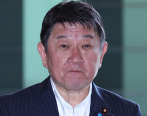 「ずいぶん優雅」茂木敏充外相　熊本の被災地が過酷生活のなか…外遊先からの“コーヒーブレイク動画”に寄せられる疑問の声