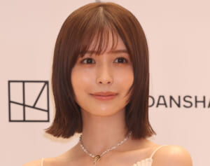 《左脇腹のタトゥー披露から1年》“元坂道”女優（27）新作カレンダーの大胆カットに「布切れが飛んできそう」の声