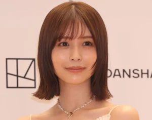 《左脇腹のタトゥー披露から1年》“元坂道”女優（27）新作カレンダーの大胆カットに「布切れが飛んできそう」の声
