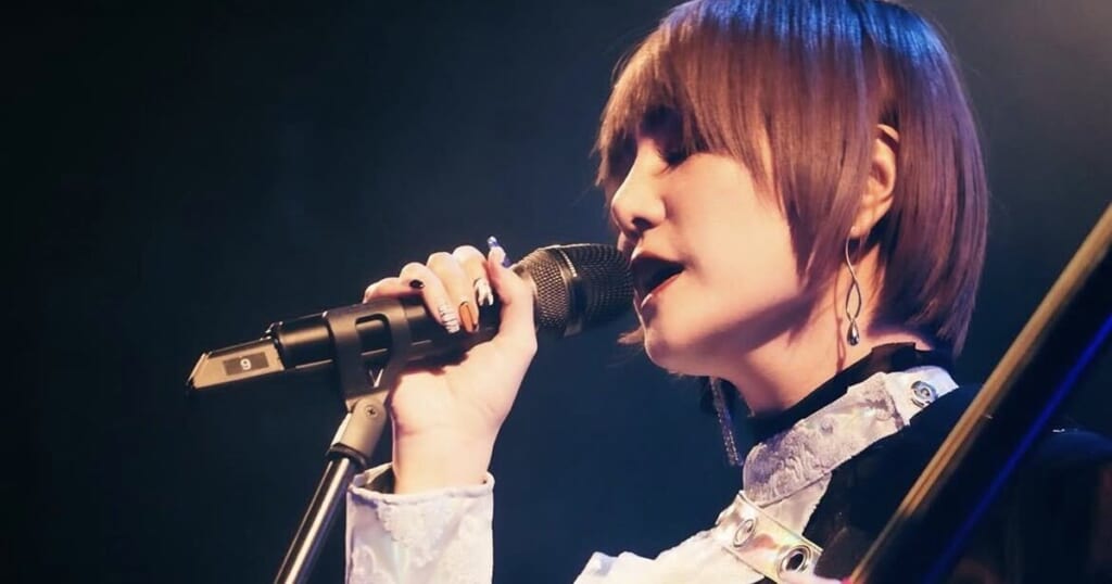 「ガッツリ入っててびっくり」レコ大受賞女性ミュージシャン 鍼治療で露わになった背中埋め尽くす“蝶のタトゥー”にネット衝撃…込められた“絵柄の意味”