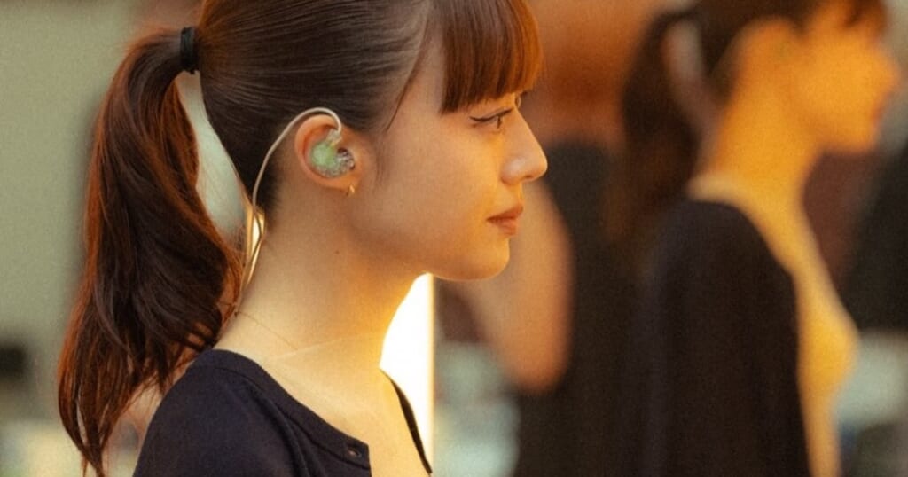 《目のやり場に困る》『VIVANT』女性歌手(30) “胸元ぽっかり”服にファン騒然…ファッションでも貫く“オルタナティブスタイル”