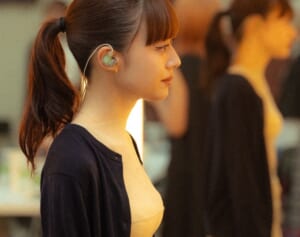 《目のやり場に困る》『VIVANT』女性歌手（30）　“胸元ぽっかり”服にファン騒然…ファッションでも貫く“オルタナティブスタイル”