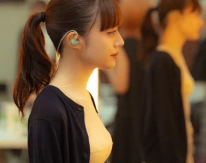 《目のやり場に困る》『VIVANT』女性歌手（30）　“胸元ぽっかり”服にファン騒然…ファッションでも貫く“オルタナティブスタイル”