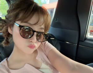 「目のやり場に困るわ」元バラエティ女王（38）　新幹線内での“バスト強調”私服が話題…テレビ露出激減も“3億円豪邸”の現在地