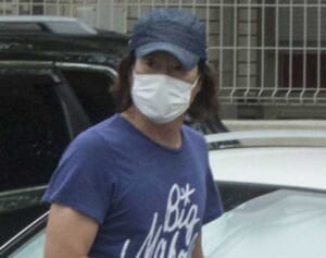 「右手に蛇が」『地面師たち』出演の大物俳優にタトゥーか…闘病報道後の近影にファン騒然