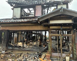 千葉・住宅火災　4人の遺体も2人は半年以上前に死亡…近隣住民は「父親以外見かけなかった」証言で“深まる謎”