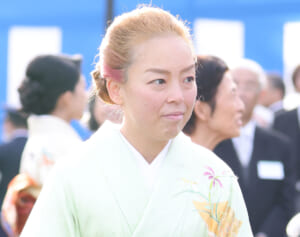 「あなた、嫌なこと言うわね」瑶子さまが明かされていた複雑な思い…「母の実家・麻生家」を巡るご姉妹の“対称的な距離感”