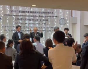 「ただの乱痴気騒ぎ」福岡県議会　蔵内元議長が「頭にネクタイ」の新たな“バカ騒ぎ動画”が発覚…“タイタニックごっこ”に続く“ゆるい海外視察”にSNS激怒