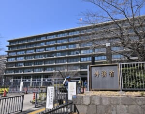 「差別に繋がる」外務省主催のテロ訓練、テロリスト役がアラブの伝統スカーフを着用→ネットで批判続出…外務省は「特定の民族や地域、宗教等を念頭に置いたものではない」と当該写真を削除