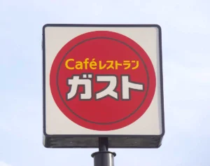 「生すぎる」ガスト「赤身ビーフステーキ」の“焼き具合”がSNSで波紋…運営会社すかいらーくは「安全性に問題はない」