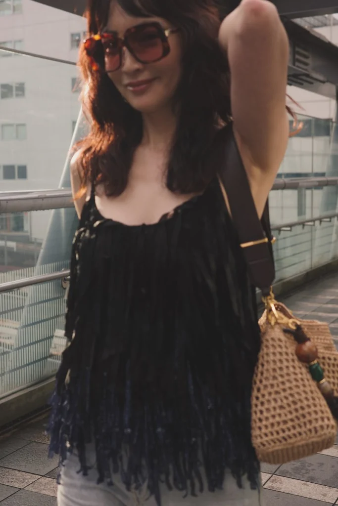 「肌見せすぎて品がなく見えますね」48歳“異端児”大河女優　“中が丸見え”私服に一部で困惑の声…本人は「何も本当に狙ってない」発言も