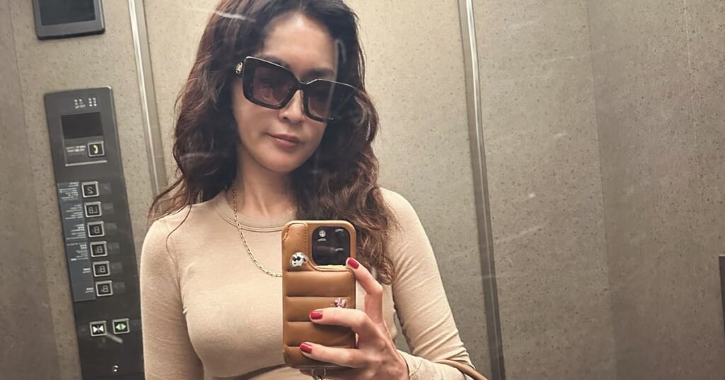 「肌見せすぎて品がなく見えますね」48歳“異端児”大河女優 “中が丸見え”私服に一部で困惑の声…本人は「何も本当に狙ってない」発言も