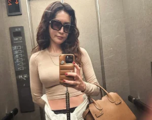 「肌見せすぎて品がなく見えますね」48歳“異端児”大河女優　“中が丸見え”私服に一部で困惑の声…本人は「何も本当に狙ってない」発言も