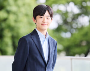 《ロイヤルサイバーパンク感》悠仁さま　20歳お誕生日写真の「3Dメガネ」姿が話題…SNSを驚かせた“ギャップ”