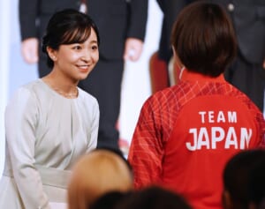 《大きな花が4輪》佳子さま　「アプリコットの髪飾り」でTEAM JAPANを応援した「理由」