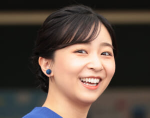 《コナンとリンクコーデしてる！》佳子さま　鳥取ご訪問で魅せた“グラデーション”ワンピースにSNS絶賛…明かされた「青」への“深いお心遣い”